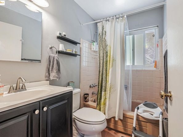 2050 Donald Dr, Moraga CA 94556