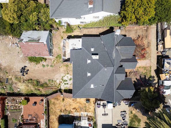 7541 Outlook Ave, Oakland CA 94605