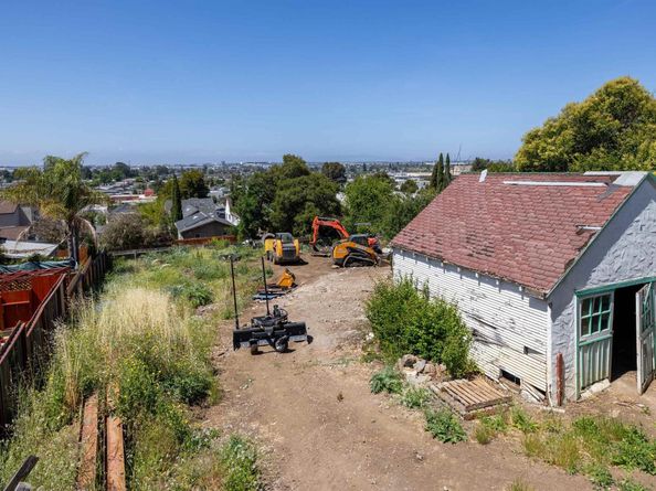 7541 Outlook Ave, Oakland CA 94605
