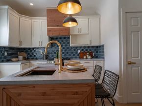 3708 Lyon Ave, Oakland CA 94601