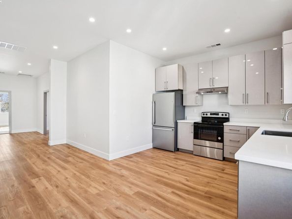 882 61St St, Oakland CA 94608