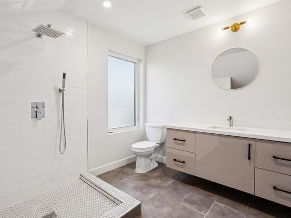 882 61St St, Oakland CA 94608