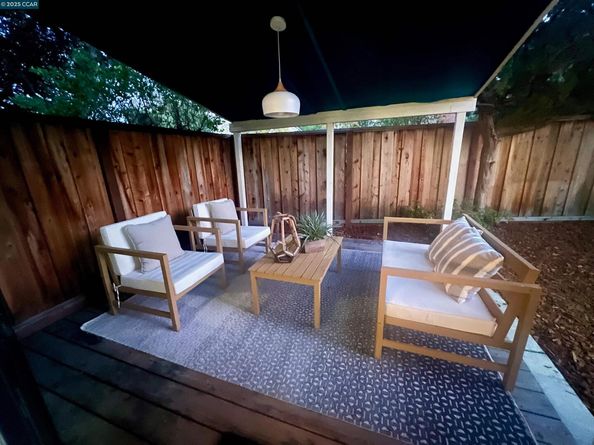 300 Lakehurst Dr, Martinez CA 94553