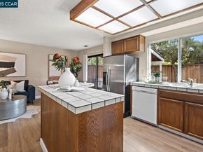 300 Lakehurst Dr, Martinez CA 94553