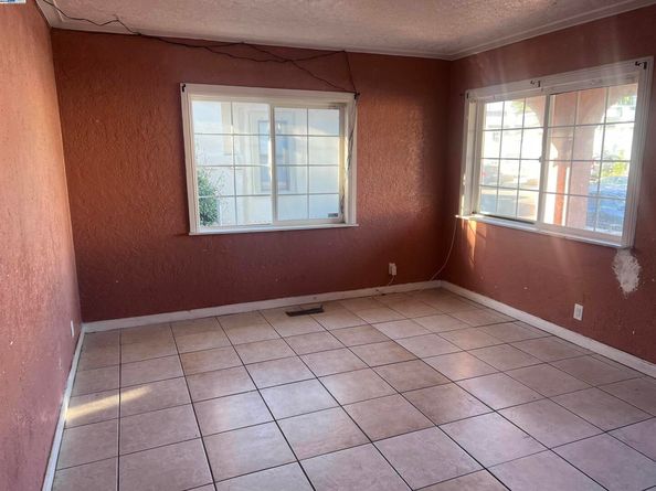 5553 Harvey Ave, Oakland CA 94621