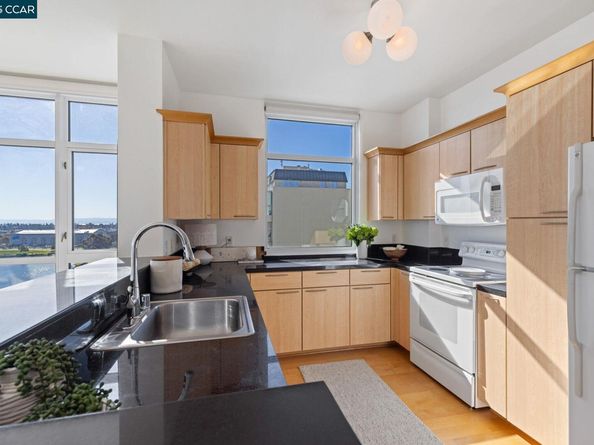 1 Lakeside Dr 1404, Oakland CA 94612