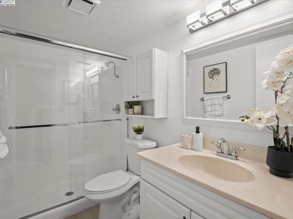 2253 Kalenda Cmn, Fremont CA 94539