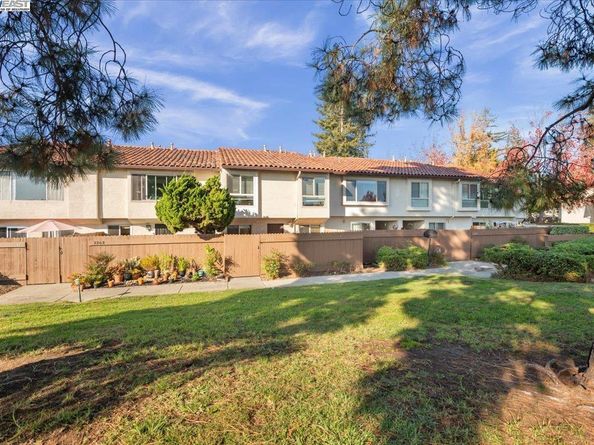 2253 Kalenda Cmn, Fremont CA 94539