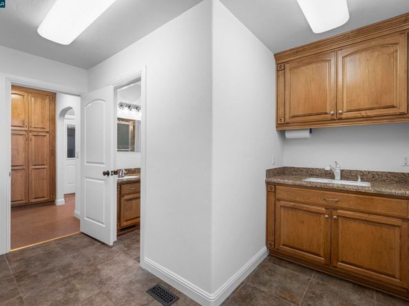 912 Brown St, Martinez CA 94553