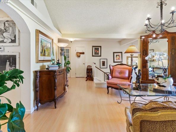 137 Parfait Ln, Alameda CA 94502