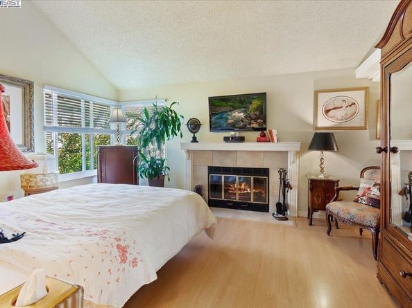 137 Parfait Ln, Alameda CA 94502