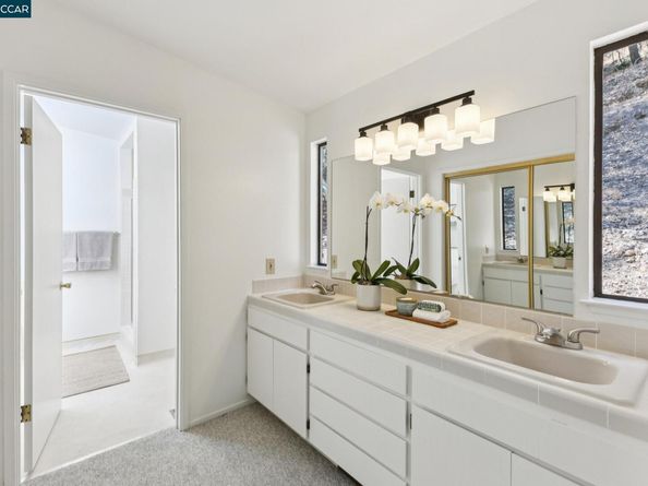 39 Saint Stephens Dr, Orinda CA 94563