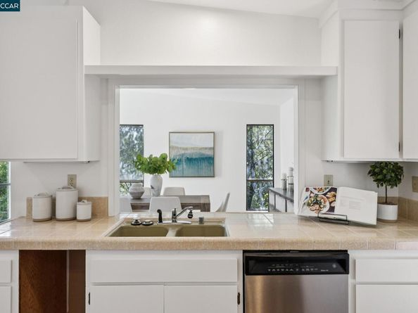 39 Saint Stephens Dr, Orinda CA 94563