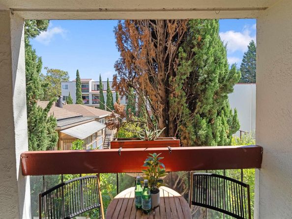 288 Whitmore St 217, Oakland CA 94611