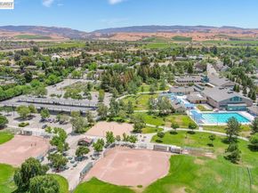 308 Mulqueeney St, Livermore CA 94550