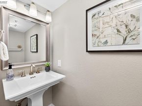 308 Mulqueeney St, Livermore CA 94550
