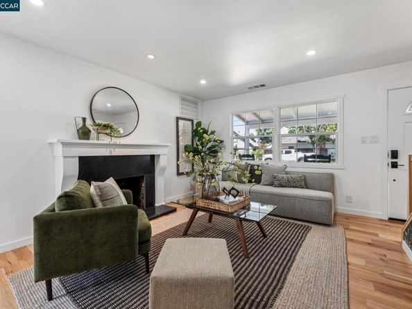 1378 Canterbury Dr, Concord CA 94521