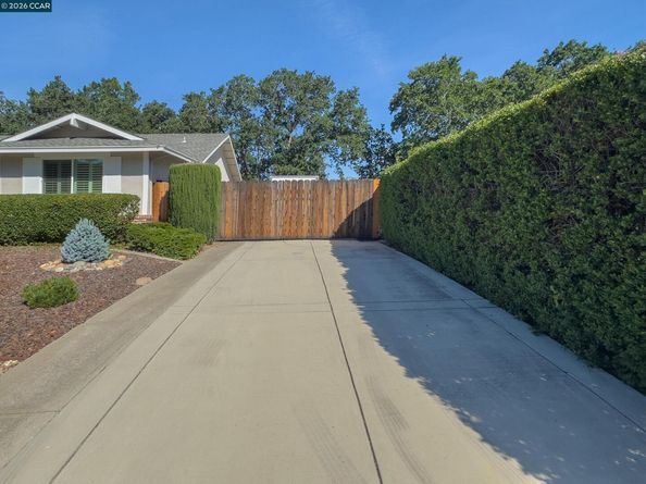 314 Semillon Cir, Clayton CA 94517