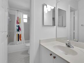 1176 Cedar Falls Dr, Weston FL 33327