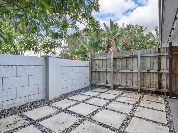 300 SW 23rd St, Fort Lauderdale FL 33315