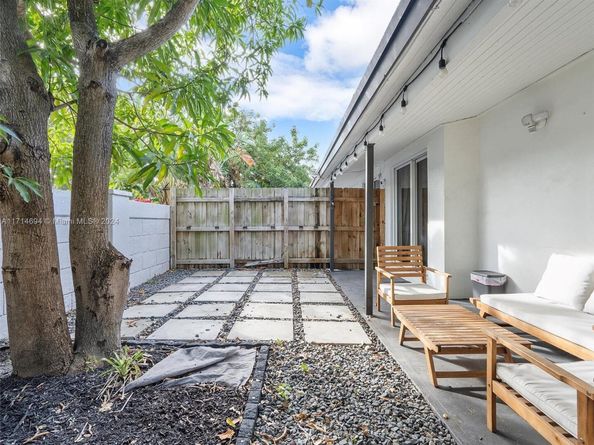 300 SW 23rd St, Fort Lauderdale FL 33315