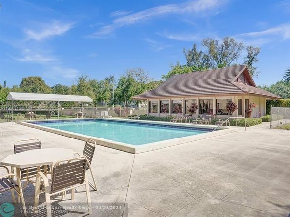 1931 Sabal Palm Dr 301, Davie FL 33324