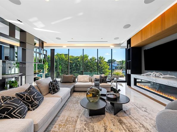 790 Lake Rd, Miami FL 33137