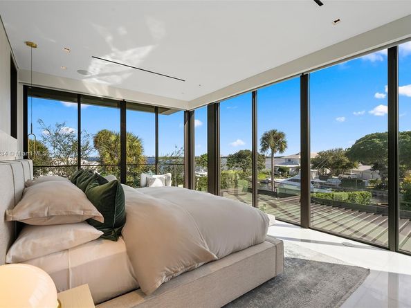 790 Lake Rd, Miami FL 33137