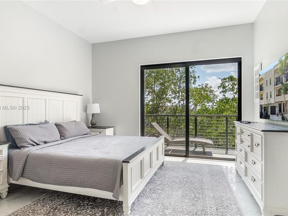 466 SE 1st Cir, Pompano Beach FL 33060