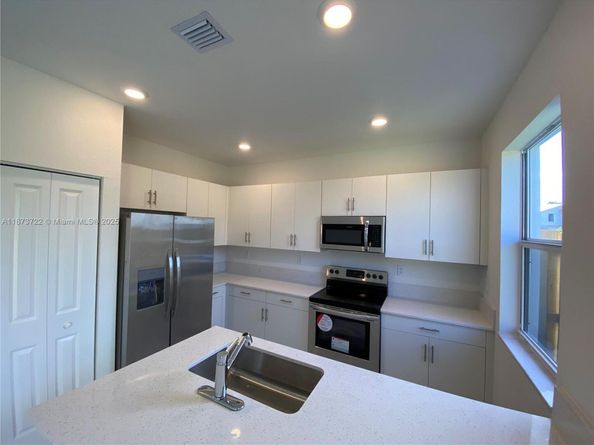 2609 SE 11th St, Homestead FL 33035