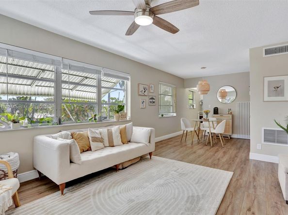1900 NE 8th Ct 201, Fort Lauderdale FL 33304