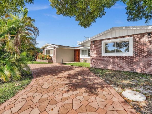 20350 Highland Lakes Blvd, Miami FL 33179