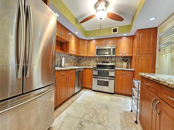 427 Golden Isles Dr 16E, Hallandale Beach FL 33009