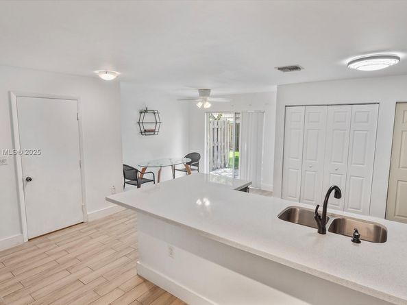 10854 NW 8th St, Pembroke Pines FL 33026