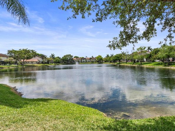 10854 NW 8th St, Pembroke Pines FL 33026