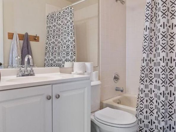 10854 NW 8th St, Pembroke Pines FL 33026