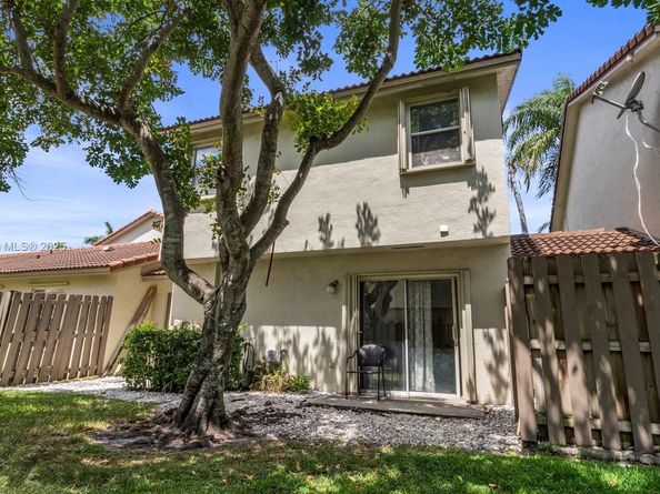 10854 NW 8th St, Pembroke Pines FL 33026