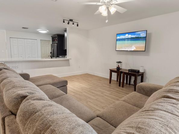 10854 NW 8th St, Pembroke Pines FL 33026