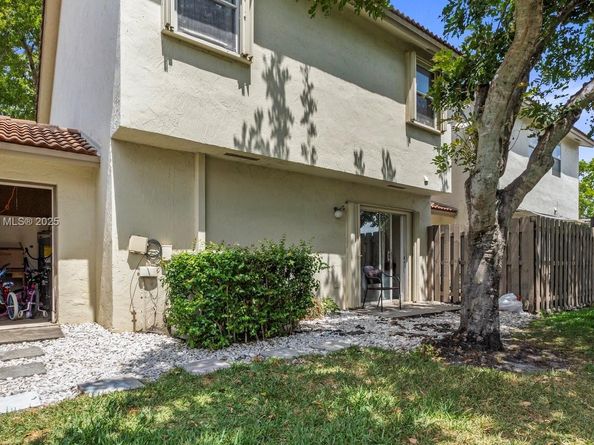 10854 NW 8th St, Pembroke Pines FL 33026