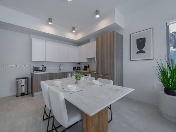 239 SW 9th St 1601, Miami FL 33130