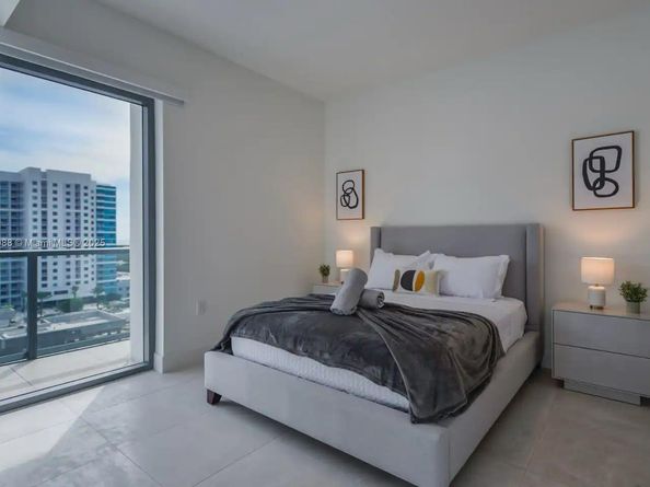 239 SW 9th St 1601, Miami FL 33130