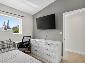 221 NE 212th St, Miami FL 33179