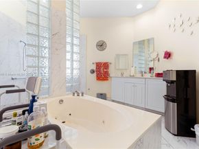 810 NE 21st Dr, Wilton Manors FL 33305