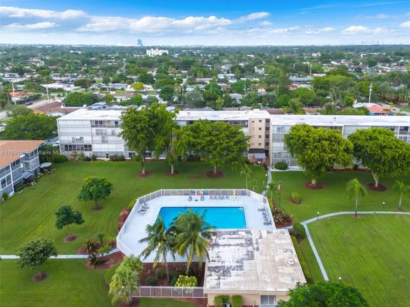 1000 Hillcrest Ct 207, Hollywood FL 33021