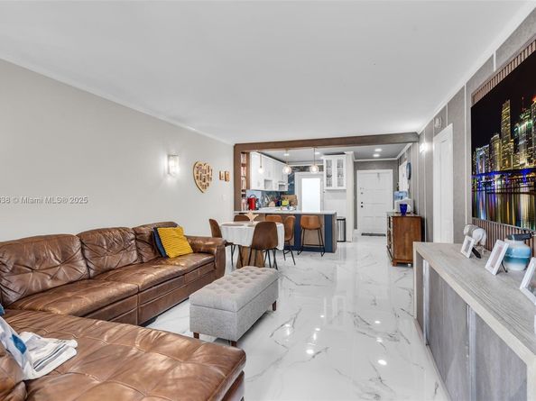 1000 Hillcrest Ct 207, Hollywood FL 33021