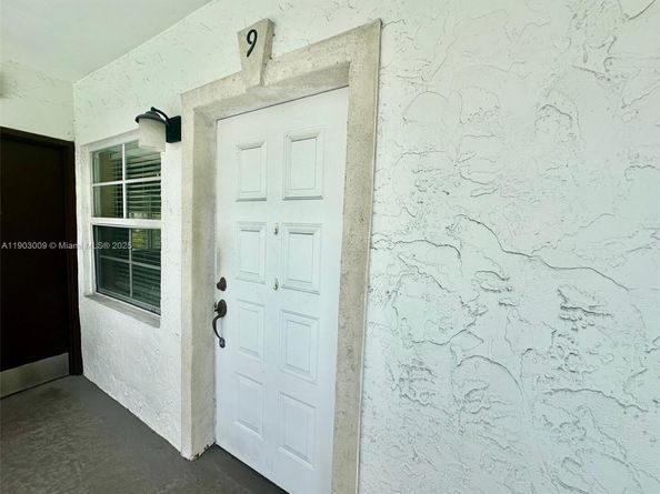 924 SE 2nd St #9, Fort Lauderdale FL 33301