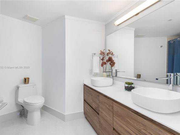 2475 Brickell Ave 1907, Miami FL 33129