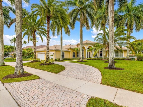 2477 Poinciana Dr, Weston FL 33327
