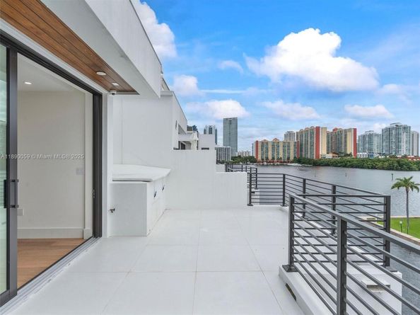 4004 NE 167 St 8, North Miami Beach FL 33160