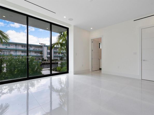 4004 NE 167 St 8, North Miami Beach FL 33160